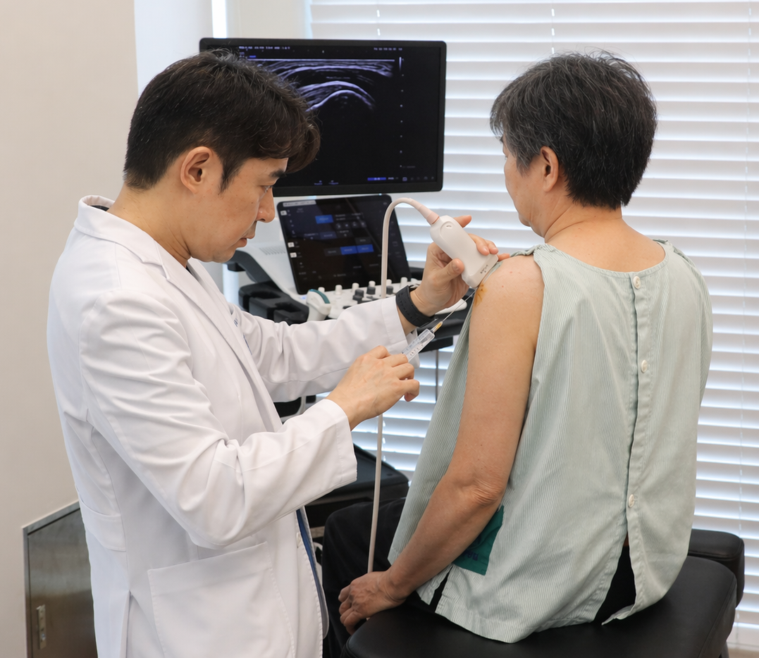자생한방병원 의료진이 어깨 통증을 호소하는 환자에게 초음파 활용 약침술을 실시하고 있다. 자생한방병원 제공