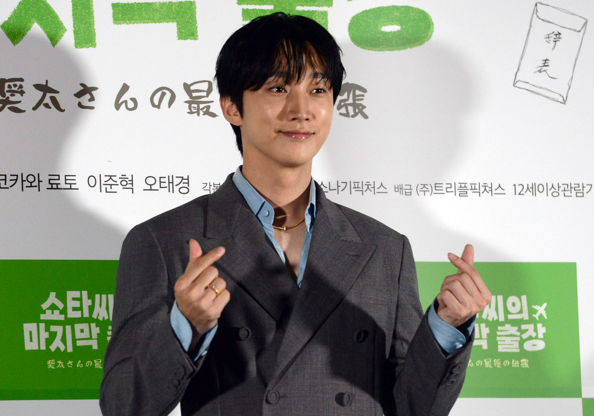 [SW포토] 배우 진영, 미소와 함께 손하트