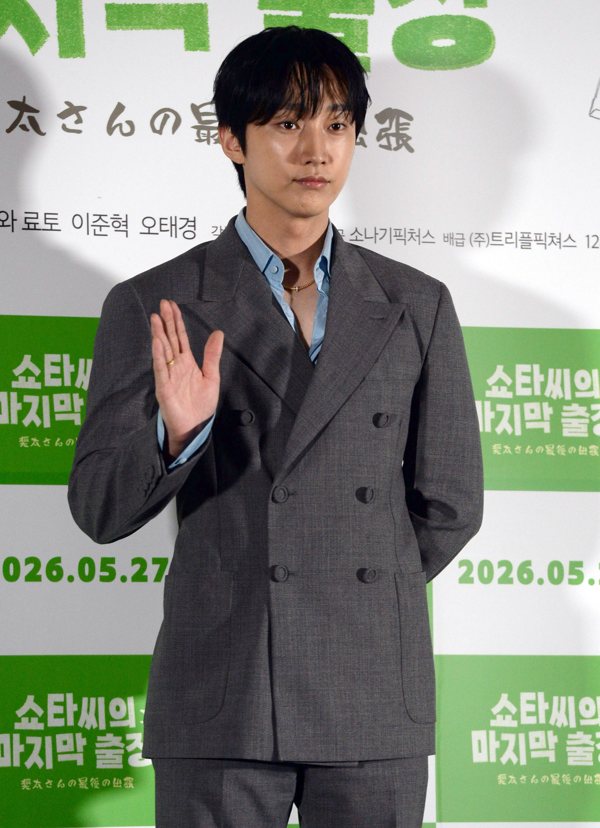[SW포토] 배우 진영, 부드럽게 손인사