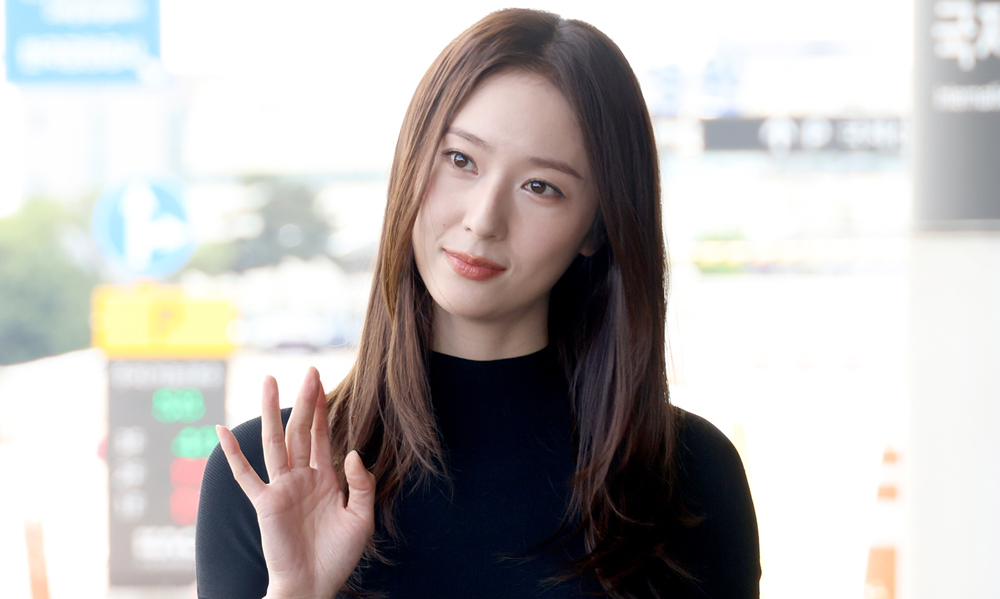 배우 정수정, 그냥 걸어 나왔을 뿐...완성된 출국룩