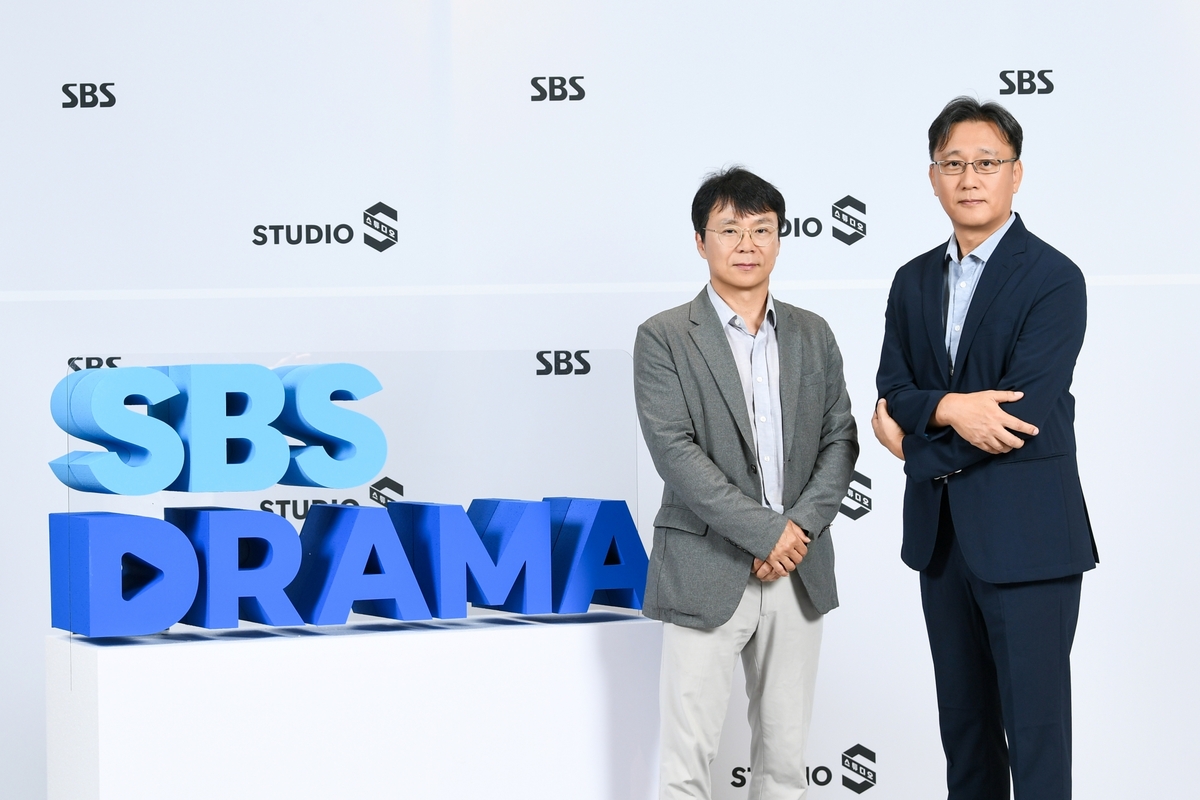 스튜디오S 홍성창 대표(왼쪽)과 SBS 김기슭 편성실장.SBS 제공