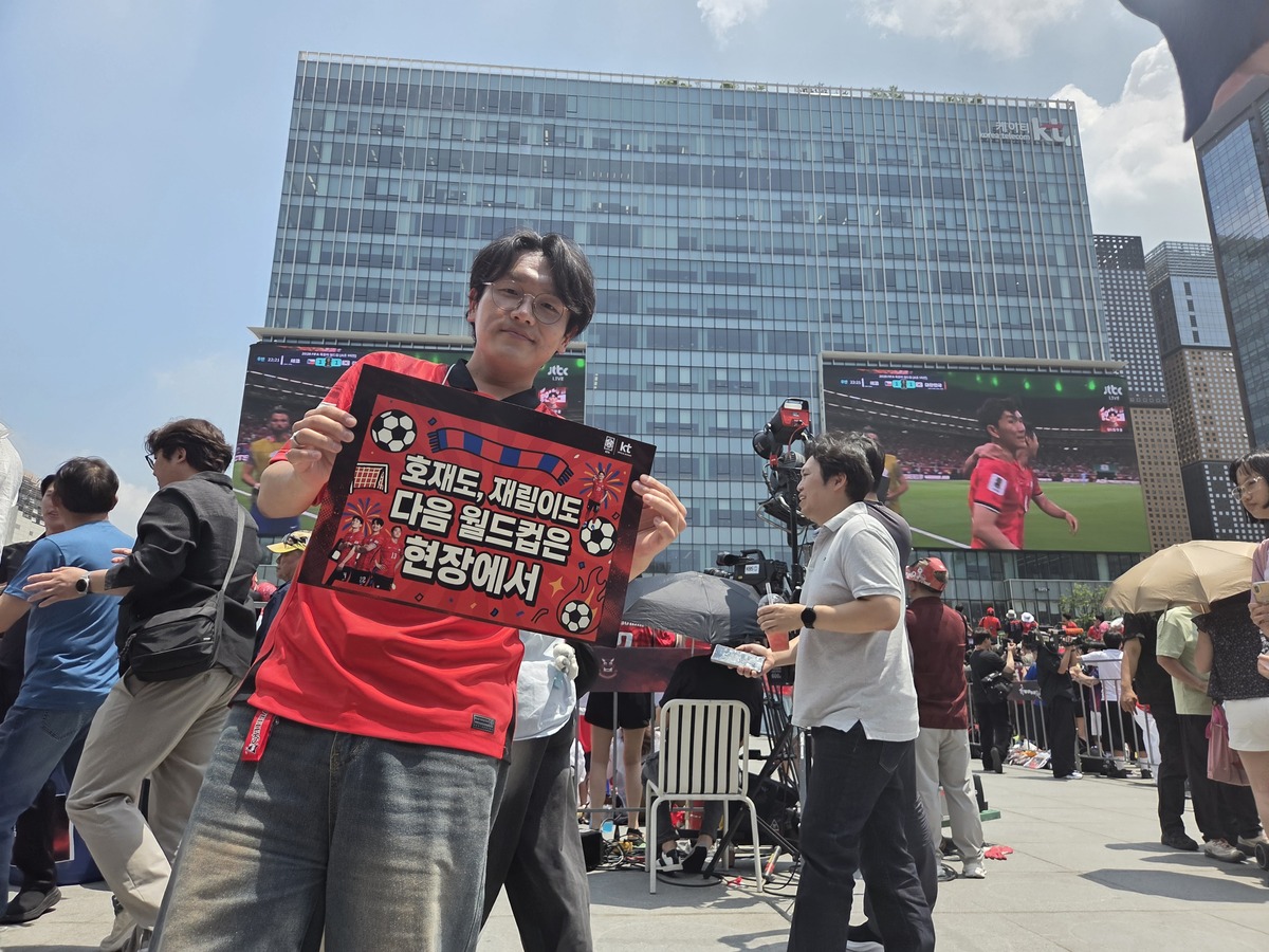 기자도 직접 AI 치어풀을 만들고 기념사진을 찍었다.&nbsp;박재림 기자