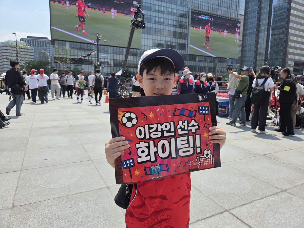 [현장] 월드컵 거리응원도 ‘AI 강국’ 면모… 1분만에 완성하는 ‘커스텀 치어풀’ 눈길