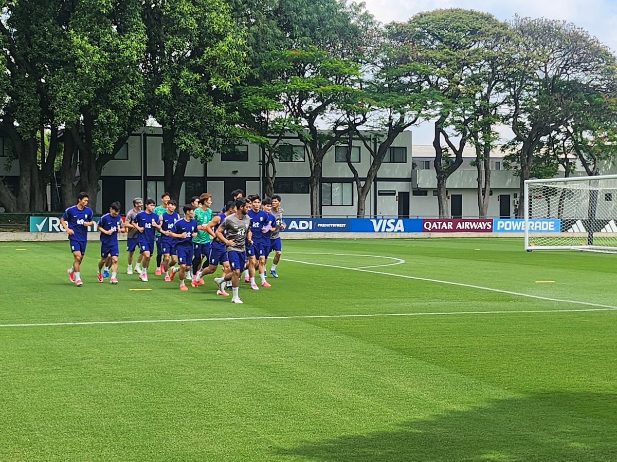 한국 축구대표팀이 13일 베이스 캠프지인 멕시코 과달라하라 인근 사포판의 치바스 바예 베르데에서 러닝으로 몸을 풀고 있다. 사진=김진수 기자