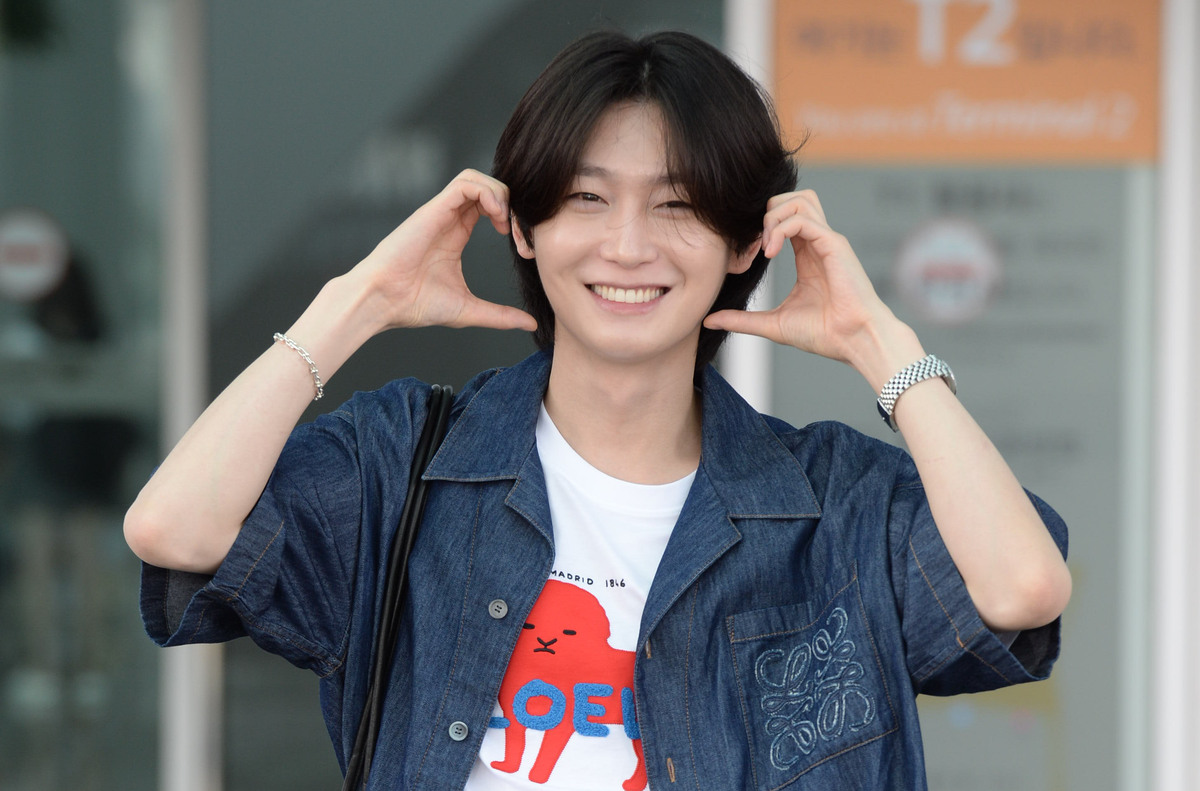 [SW포토] 밝은 웃음으로 볼하트 날리는 김용빈