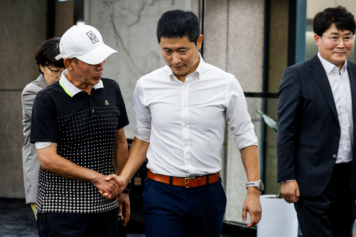 [SW포토] 입장하는 이영표 위원