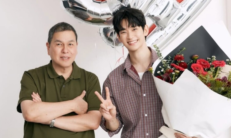 김수현, 논란 후 첫 공식 행보…환한 미소