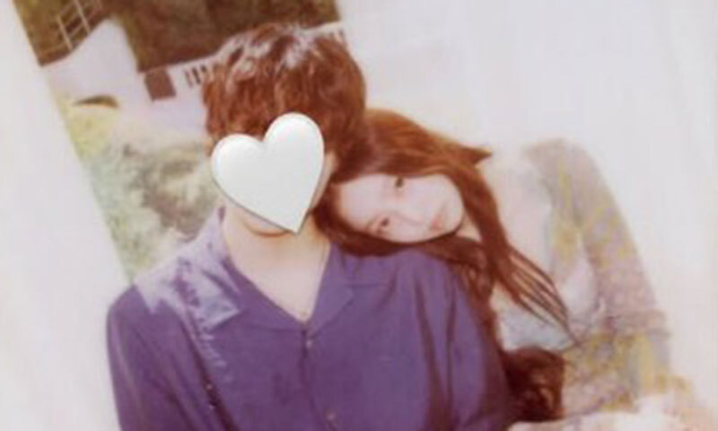 제니, 의문의 남성과 다정한 폴라로이드 공개