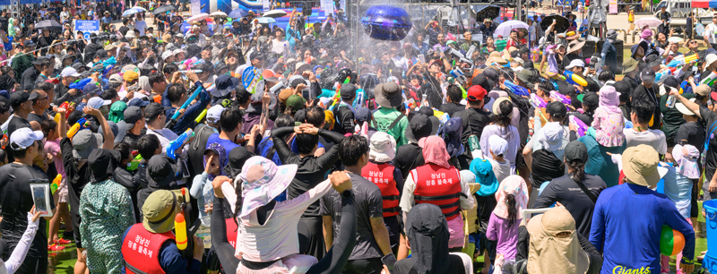 탐진강 일대가 거대한 물놀이장으로 변하는 정남진 장흥물축제에서는 대규모 물싸움 등 온몸으로 즐기는 여름 프로그램이 펼쳐진다. 사진은 지난해 축제 참가자들이 물축제를 즐기는 모습. 지앤씨21 제공