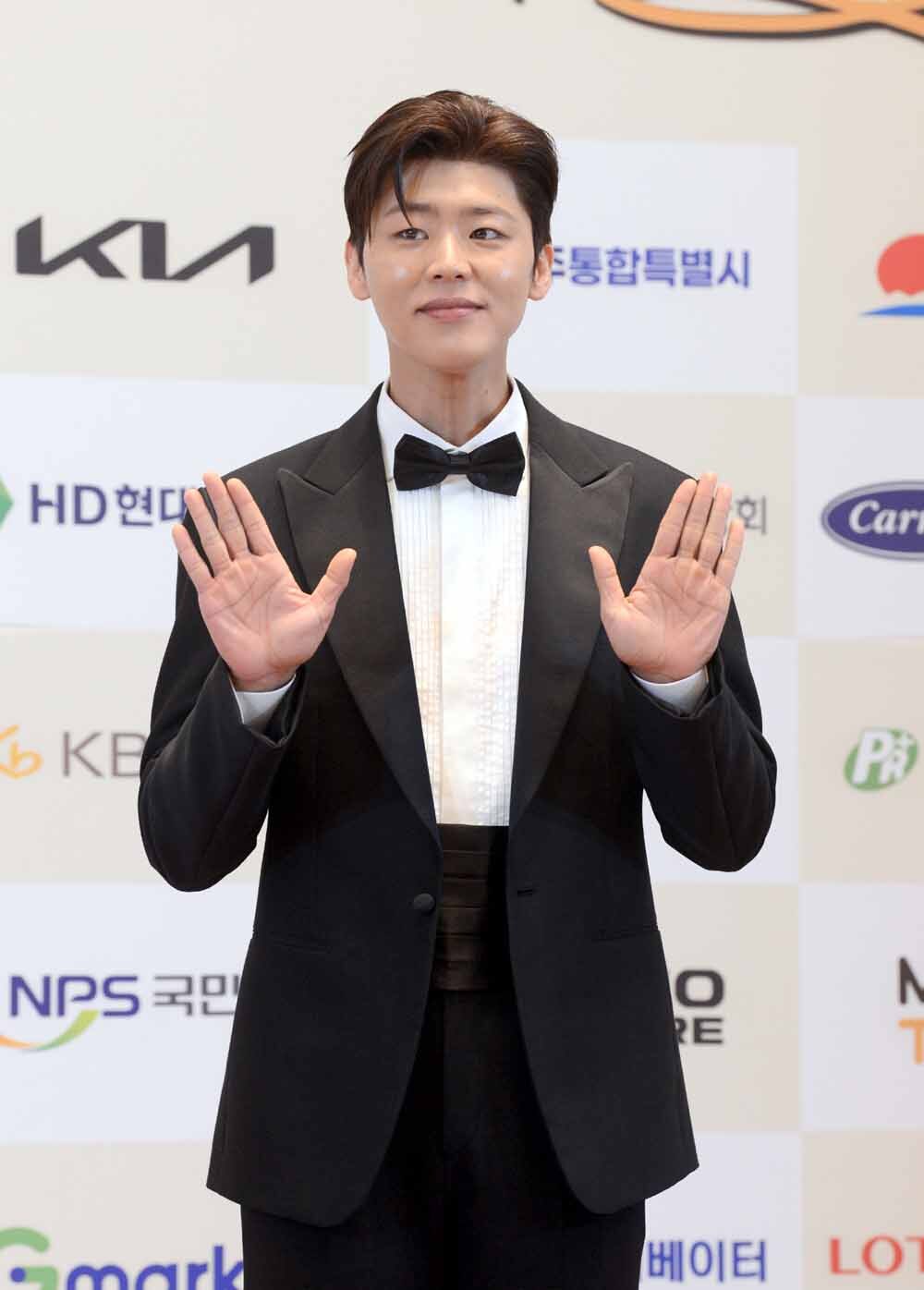[SW포토]가수 박지현,'상 받아요'