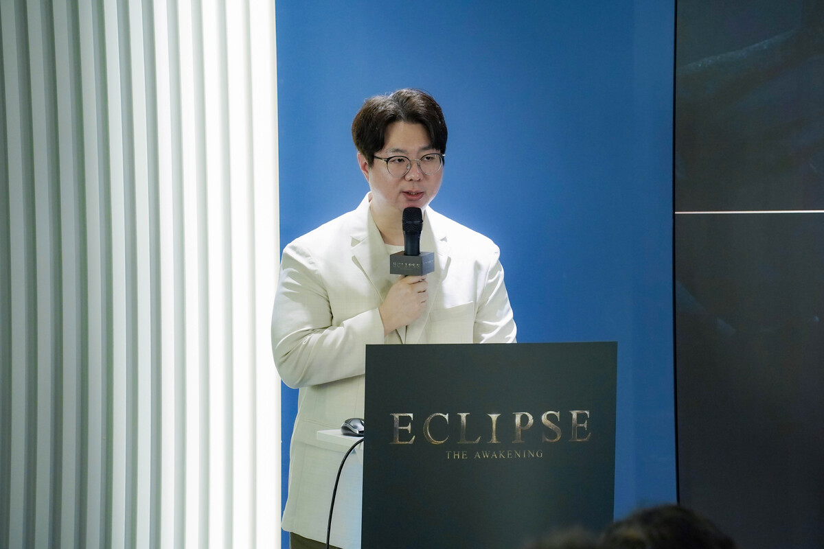 이상문 엔픽셀 총괄 PD가 최근 열린 이클립스: 더 어웨이크닝 제작발표회에서 게임을 소개하고 있다. 스마일게이트 제공