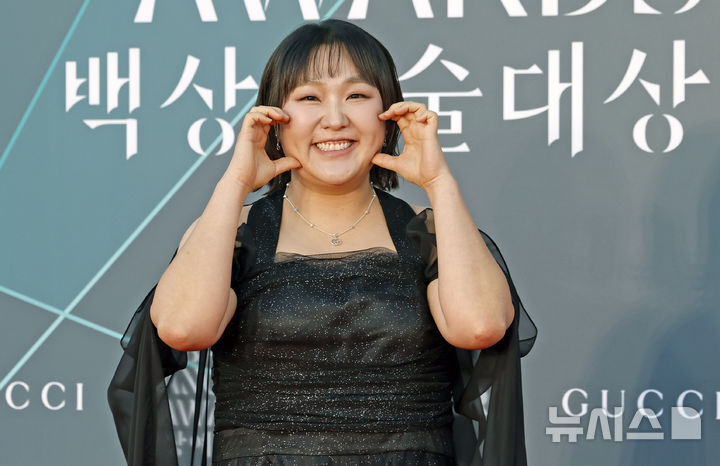 [서울=뉴시스] 김혜진 기자 = 방송인 이수지가 8일 오후 서울 강남구 코엑스에서 열린 제62회 백상예술대상에서 레드카펫을 밟고 있다. 2026.05.08. jini@newsis.com
