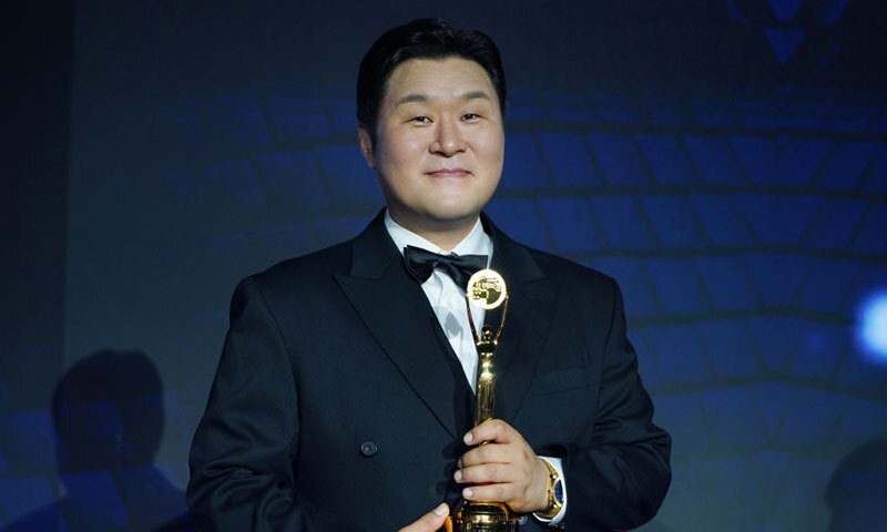 대세는 윤경호…'청룡' 남우조연상 수상