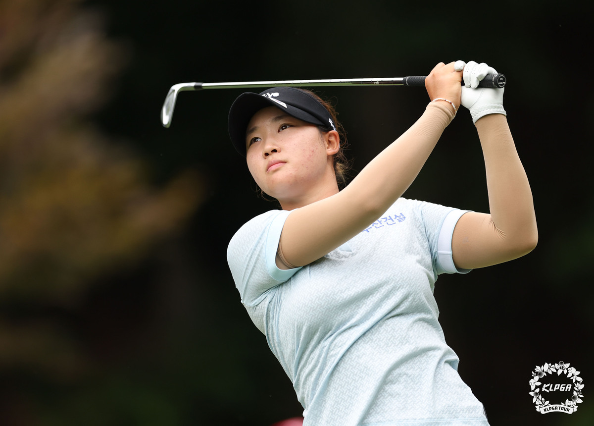 KLPGA 루키 최초 4승 정조준… 김민솔, 메디힐·한국일보 챔피언십 3R 공동선두