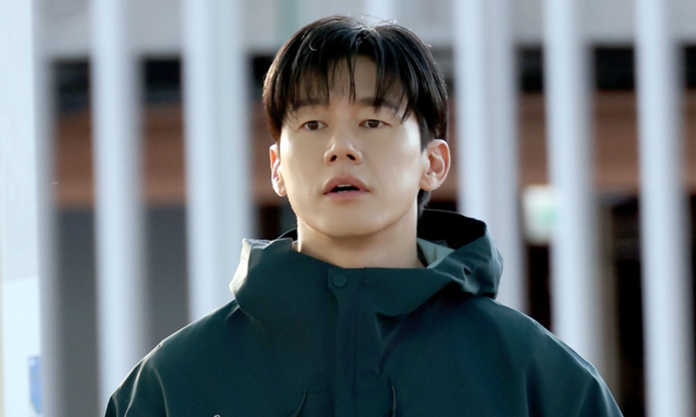 압도적 피지컬과 비주얼로 출국길 나선 김무열