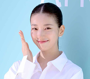 수지, 올백에도 청초한 미모