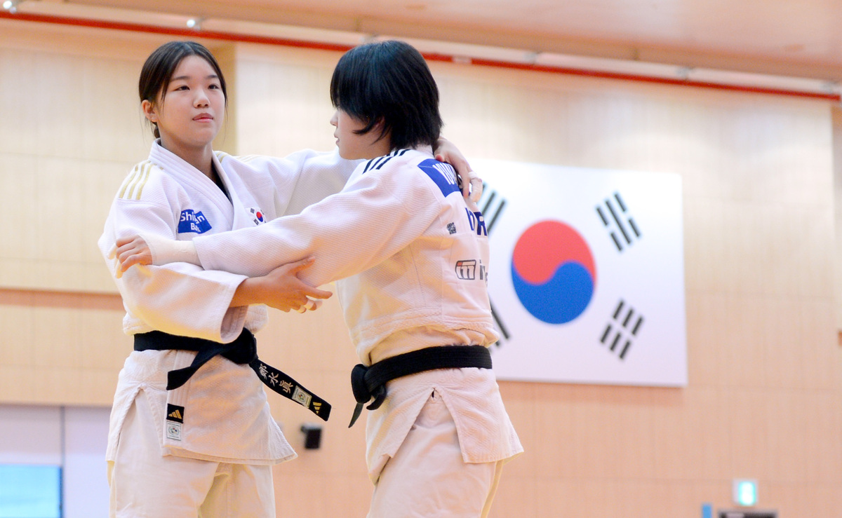 유도 정수진(왼쪽)이 9일 충북 진천 국가대표 선수촌에서 열린 2026 아이치·나고야 아시아경기대회 유도 국가대표팀 미디어데이에서 훈련을 하고 있다. 진천=김두홍 기자 kimdh@sportsworldi.com