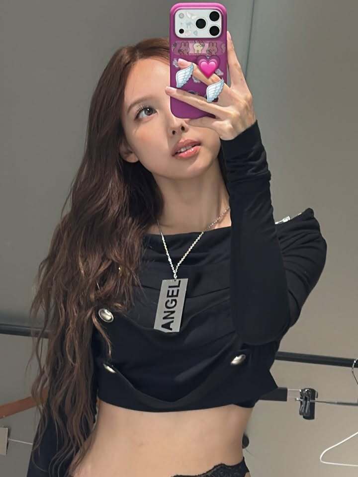 나연이 힙하고 스타일리시한 패션을 선보였다. 출처=나연 SNS