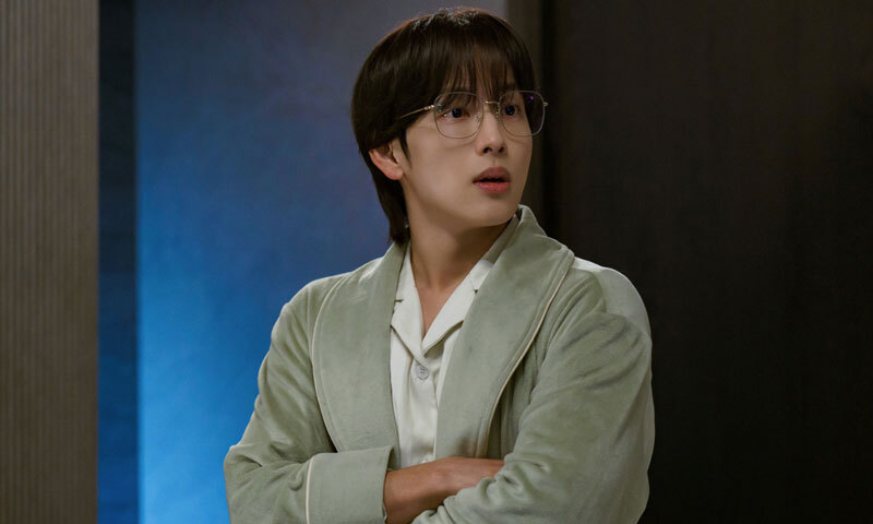 임시완 곁에 설인아…예사롭지 않은 밀착 경호