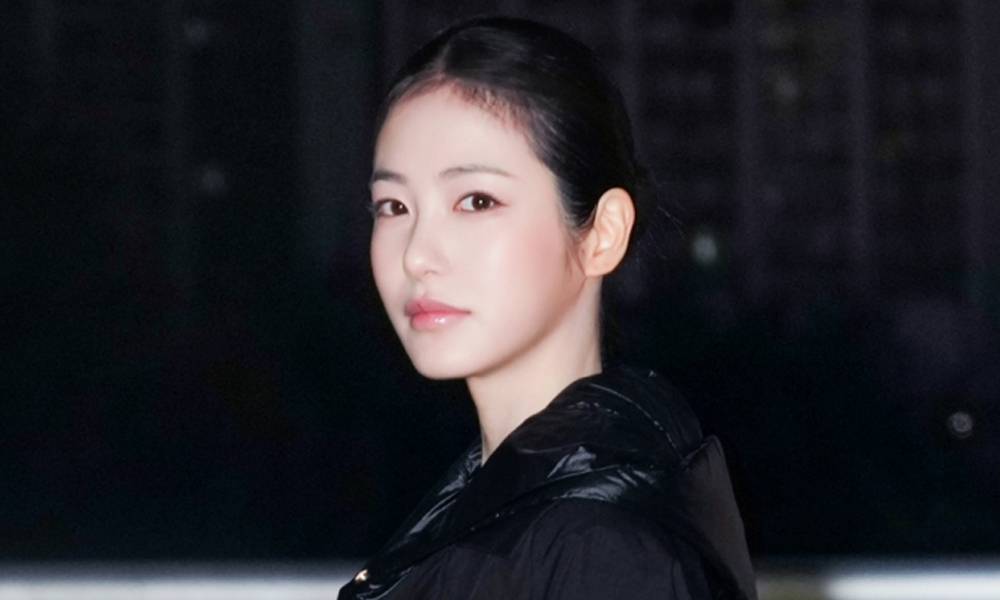 배우 신예은, 어둠 속에서도 빛나는 이목구비… 가을 아우터의 완성