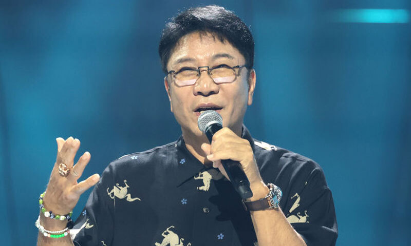 이수만 A2O엔터테인먼트 키 프로듀서 겸 비저너리 리더가 지난 10월 12일 보이그룹 에이 투 오 소울(A2O SOUL)과 걸그룹 에이 투 오 라이트(A2O LITE)의 데뷔 쇼가 진행된 12일 경기도 고양시 킨텍스에서 취재진에게 인사말을 하고 있다. 뉴시스