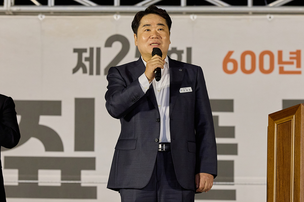 오세현 아산시장이 16일 저녁 개막식에서 인사말을 하고 있다. 사진= 아산시 제공
