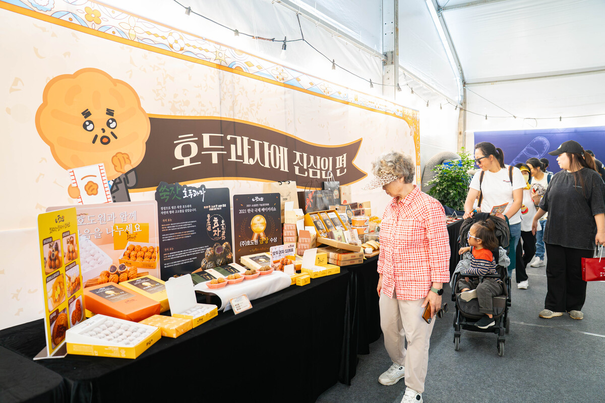 관람객들이 호두과자 전시제품을 살펴보고 있다. 사진= 천안시 제공