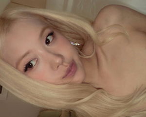 블랙핑크 로제, 파격적인 블랙 시스루