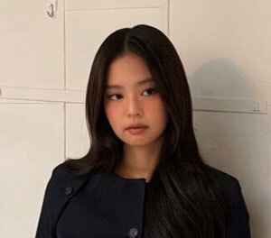 제니, 아방가르드 셋업도 완벽 소화