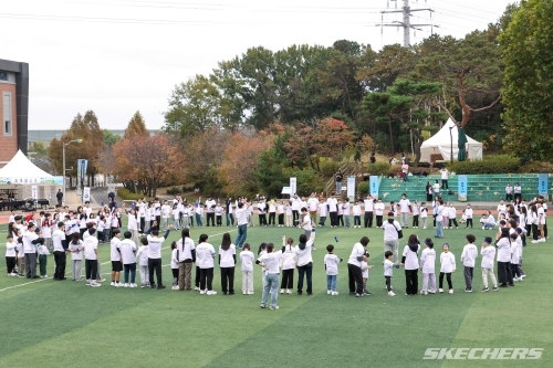 스케쳐스코리아가 지난 24일 경기도 고양시 원당중학교에서 개최한 ‘2026 프렌드쉽데이’에서 초록우산 아동들과 임직원들이 함께 원을 이루고 운동회 프로그램에 참여하며 즐거운 시간을 보내고 있다. 사진=스케쳐스코리아